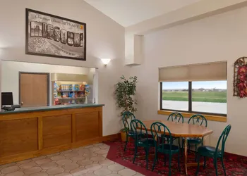 Super 8 by Wyndham Bethany MO hotel thumbnail 2
