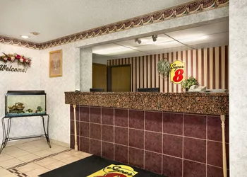 Super 8 by Wyndham Cameron hotel thumbnail 2
