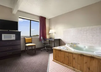 Super 8 by Wyndham Cameron hotel thumbnail 8