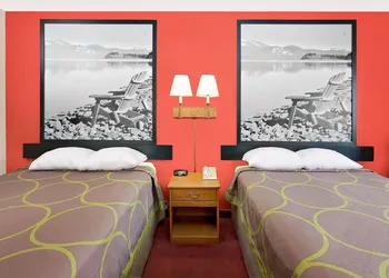 Super 8 by Wyndham Mound City hotel thumbnail 5