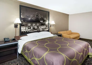Super 8 by Wyndham Warrensburg hotel thumbnail 2