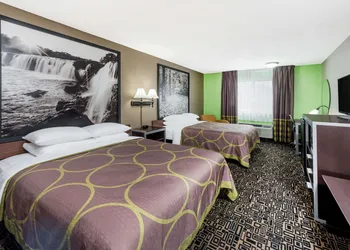 Super 8 by Wyndham Warrensburg hotel thumbnail 4