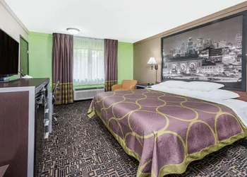 Super 8 by Wyndham Warrensburg hotel thumbnail 5