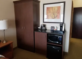 Ramada by Wyndham Drayton Valley hotel thumbnail 4