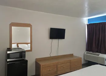 Economy Inn hotel thumbnail 3
