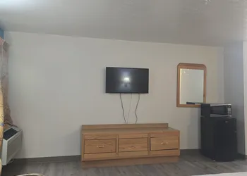 Economy Inn hotel thumbnail 8