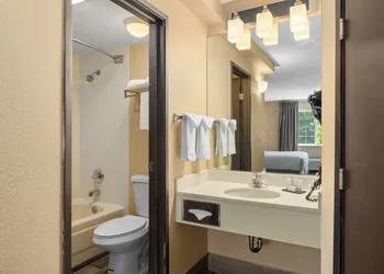 Ramada by Wyndham Portland hotel thumbnail 8