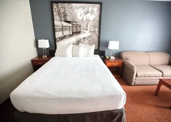 Super 8 by Wyndham Whitecourt hotel thumbnail 4