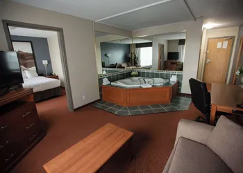 Super 8 by Wyndham Whitecourt hotel thumbnail 6