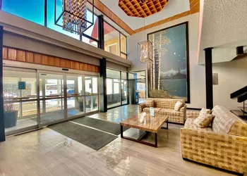Ramada by Wyndham Whitecourt hotel thumbnail 2