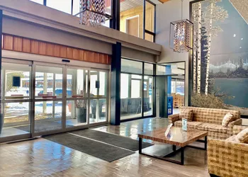 Ramada by Wyndham Whitecourt hotel thumbnail 3