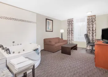 Super 8 by Wyndham Athabasca AB hotel thumbnail 5