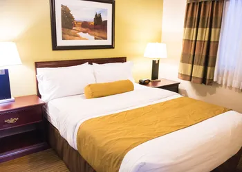 Days Inn by Wyndham High Level hotel thumbnail 6