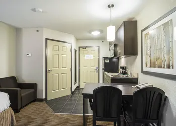 Quality Inn & Suites Thompson hotel thumbnail 8