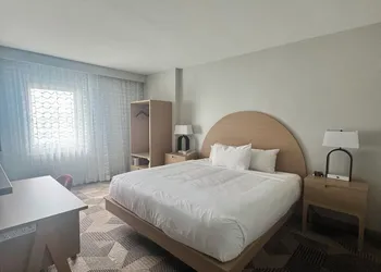 Miami International Airport Hotel hotel thumbnail 4