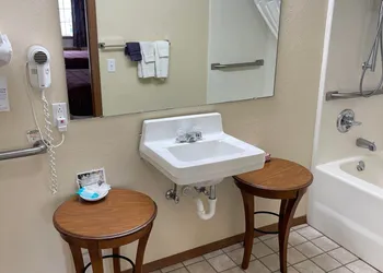 Carriage House Inn hotel thumbnail 7