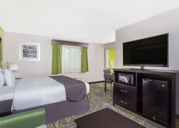 AmericInn by Wyndham Delafield-Waukesha-Milwaukee hotel thumbnail 5