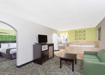 AmericInn by Wyndham Delafield-Waukesha-Milwaukee hotel thumbnail 7