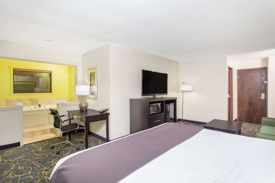 AmericInn by Wyndham Delafield-Waukesha-Milwaukee hotel detail image 6