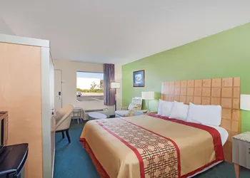 Days Inn by Wyndham Greeneville hotel thumbnail 6