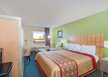 Days Inn by Wyndham Greeneville hotel thumbnail 6