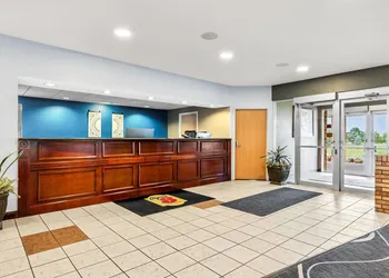 Super 8 by Wyndham Osseo WI hotel thumbnail 2