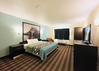 Super 8 by Wyndham Osseo WI hotel thumbnail 6