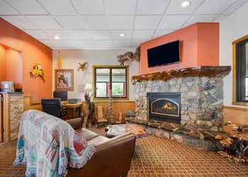 Super 8 by Wyndham Eveleth hotel thumbnail 3