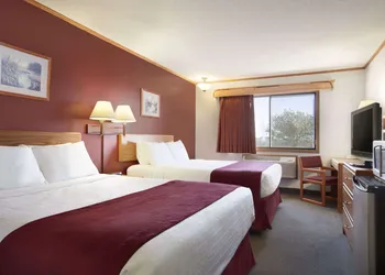 Super 8 by Wyndham Eveleth hotel thumbnail 5