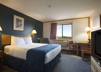 Super 8 by Wyndham Eveleth hotel thumbnail 6