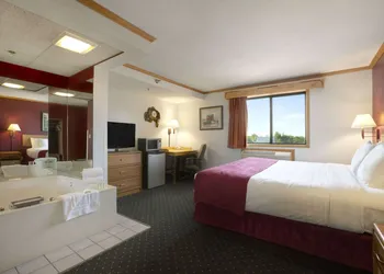 Super 8 by Wyndham Eveleth hotel thumbnail 8