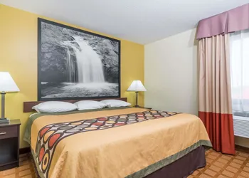 Super 8 by Wyndham Rice Lake hotel thumbnail 3