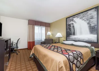 Super 8 by Wyndham Rice Lake hotel thumbnail 4