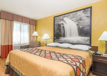 Super 8 by Wyndham Rice Lake hotel thumbnail 7