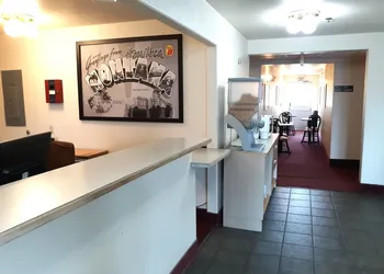 Super 8 by Wyndham Hamilton hotel thumbnail 2