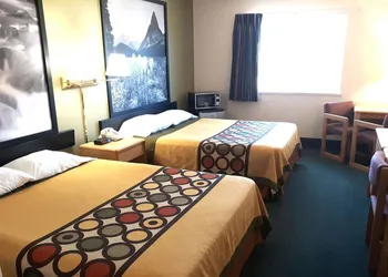 Super 8 by Wyndham Hamilton hotel thumbnail 4