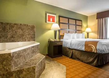 Quality Inn & Suites Marinette hotel thumbnail 6