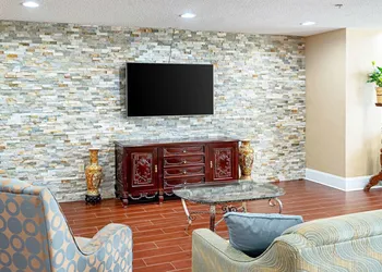 Quality Inn & Suites Robbinsville hotel thumbnail 3