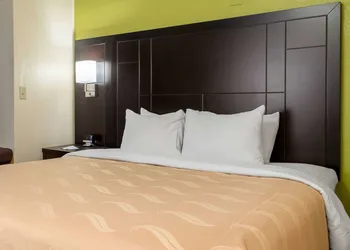 Quality Inn & Suites Robbinsville hotel thumbnail 6