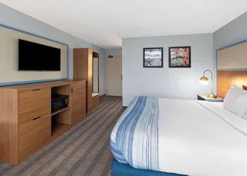 AmericInn by Wyndham North Branch hotel thumbnail 6