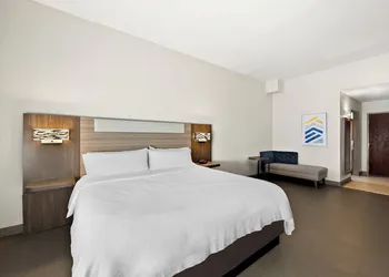 Holiday Inn Express & Suites Raleigh NE - Medical Ctr Area by IHG hotel thumbnail 7