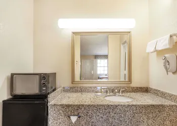 Days Inn by Wyndham Yazoo City hotel thumbnail 7