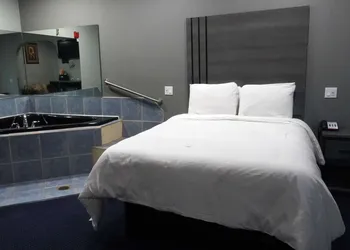 Americas Best Value Inn & Suites Bush Intl Airport hotel thumbnail 2