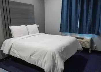 Americas Best Value Inn & Suites Bush Intl Airport hotel thumbnail 3