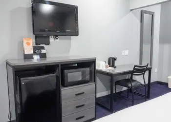Americas Best Value Inn & Suites Bush Intl Airport hotel thumbnail 6