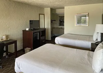 Quality Inn Clinton North hotel thumbnail 7