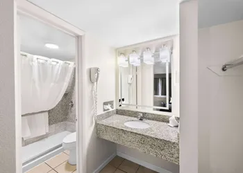 Quality Inn Luray hotel thumbnail 7