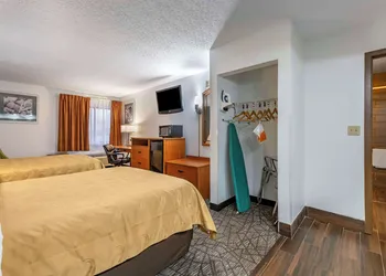 Quality Inn Austintown - Youngstown West hotel thumbnail 5