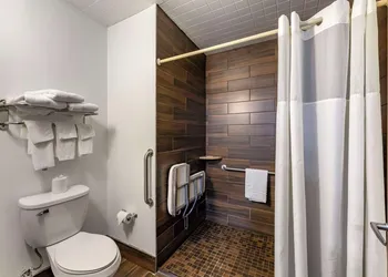 Quality Inn Austintown - Youngstown West hotel thumbnail 7