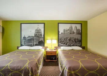 Super 8 by Wyndham Williams hotel thumbnail 8